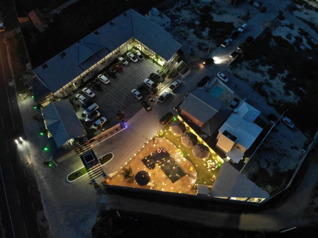 una vista in alto su un parcheggio di notte di Leão Beach Pousada a Luis Correia