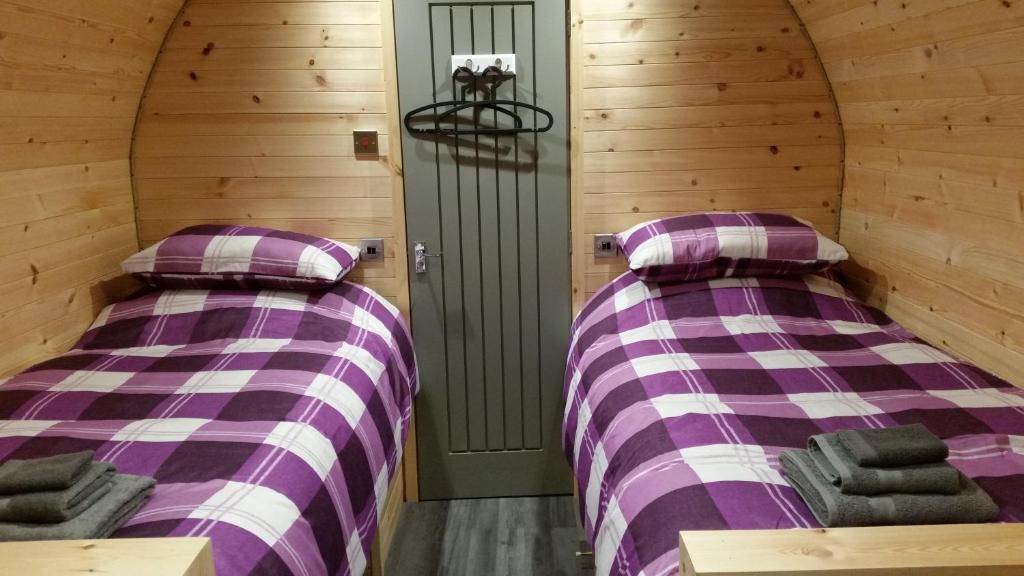 Postel nebo postele na pokoji v ubytování Loch Caroy Pods