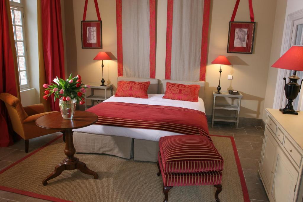 Postel nebo postele na pokoji v ubytování Château d'Augerville Golf & Spa Resort