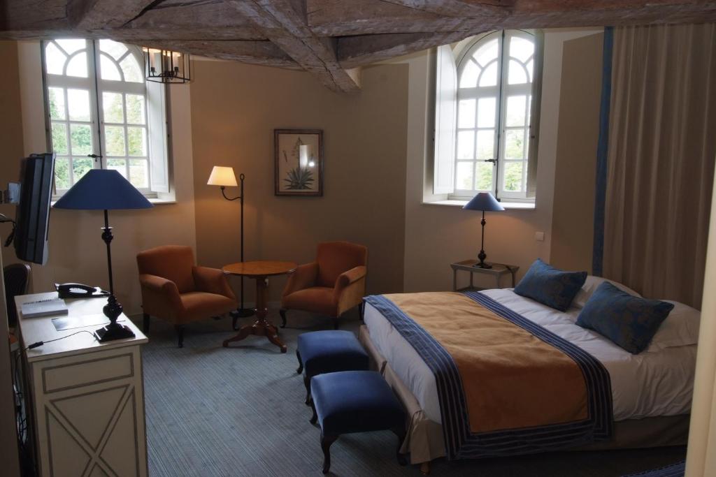 Postel nebo postele na pokoji v ubytování Château d'Augerville Golf & Spa Resort