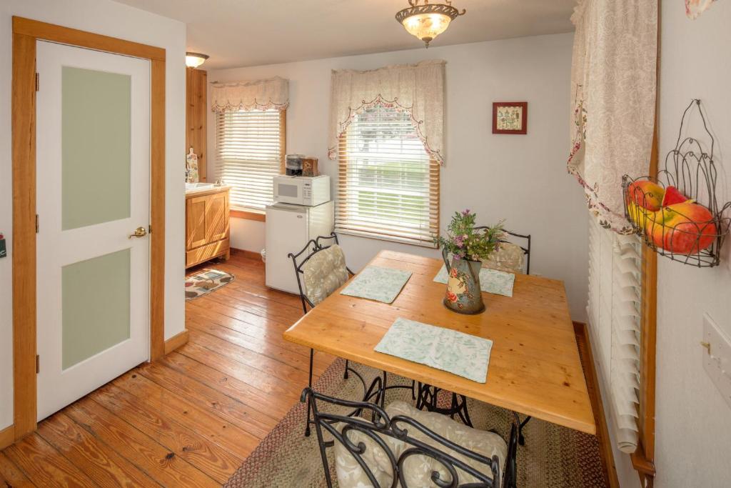 Cloran Mansion Bed & Breakfast - Deluxe Room - Pet -Pehid