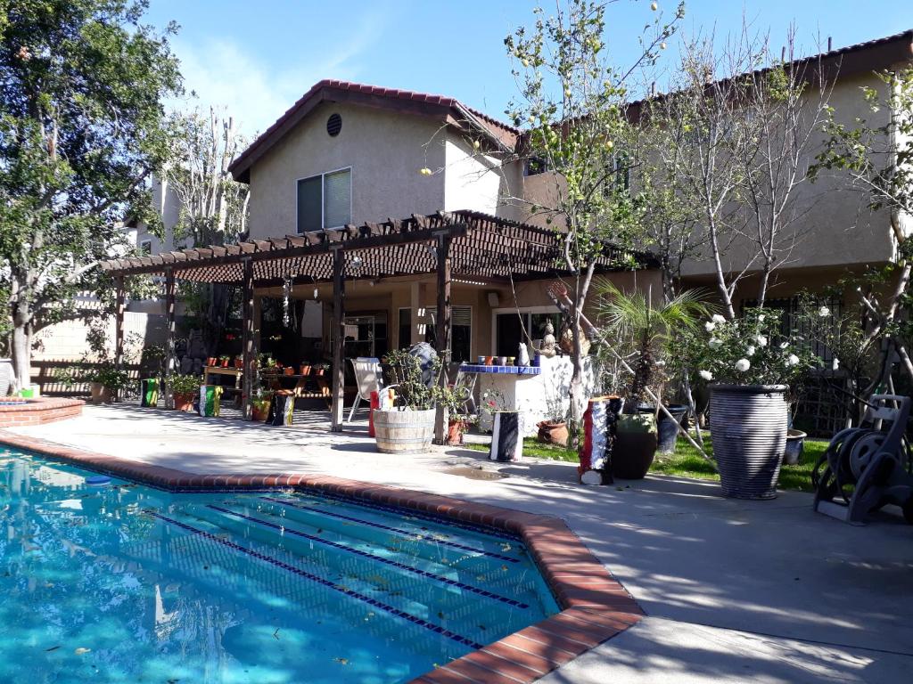una casa con piscina frente a una casa en Comfortable Luxury Studio en Los Ángeles