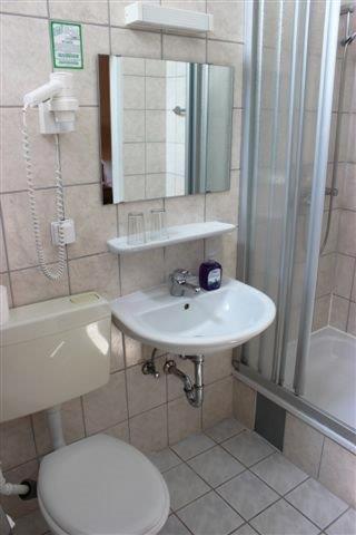 Koupelna v ubytování Hotel-Pension Rheingold am Kurfürstendamm