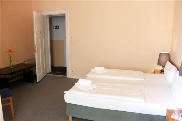 Postel nebo postele na pokoji v ubytování Hotel-Pension Rheingold am Kurfürstendamm