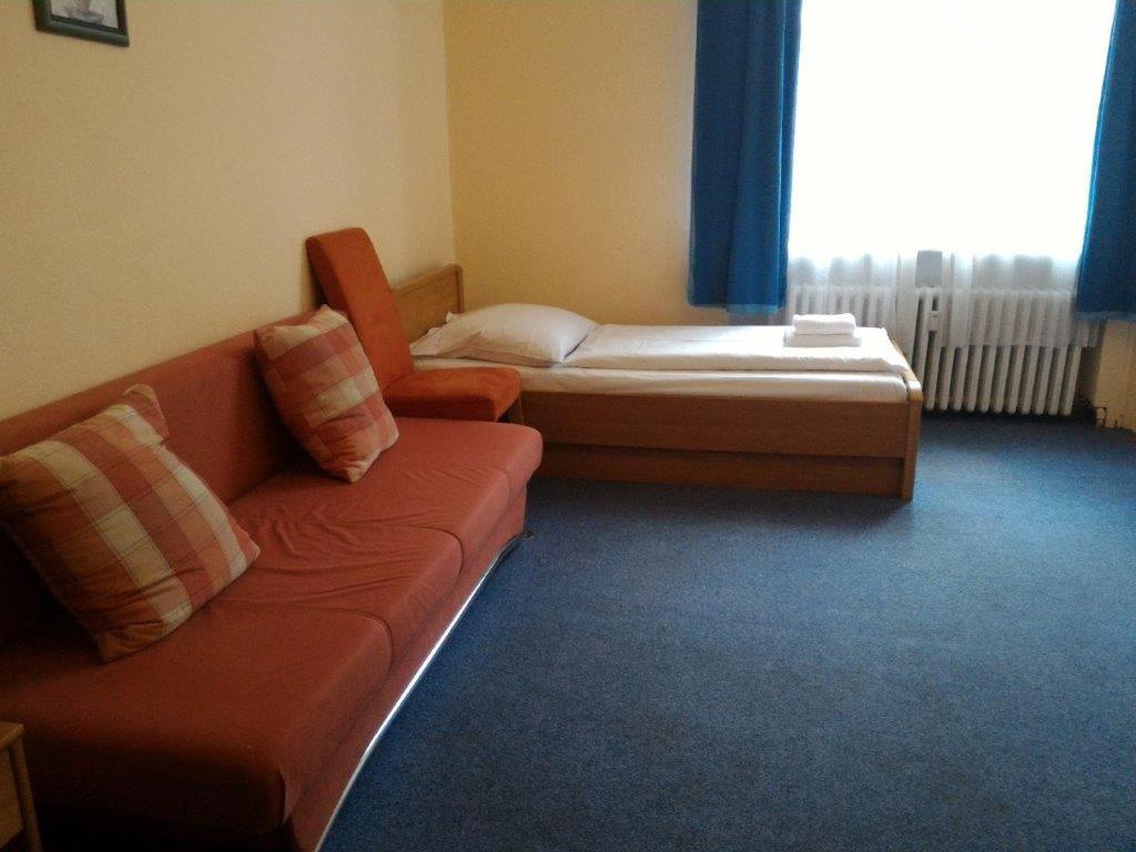 Postel nebo postele na pokoji v ubytování Hotel-Pension Rheingold am Kurfürstendamm