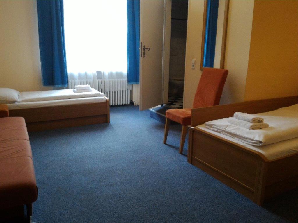 Postel nebo postele na pokoji v ubytování Hotel-Pension Rheingold am Kurfürstendamm