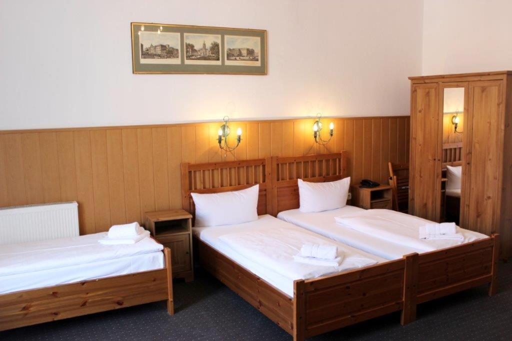 Postel nebo postele na pokoji v ubytování Hotel-Pension Rheingold am Kurfürstendamm