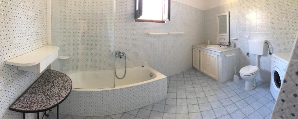 A bathroom at Villa Trullo di Angela