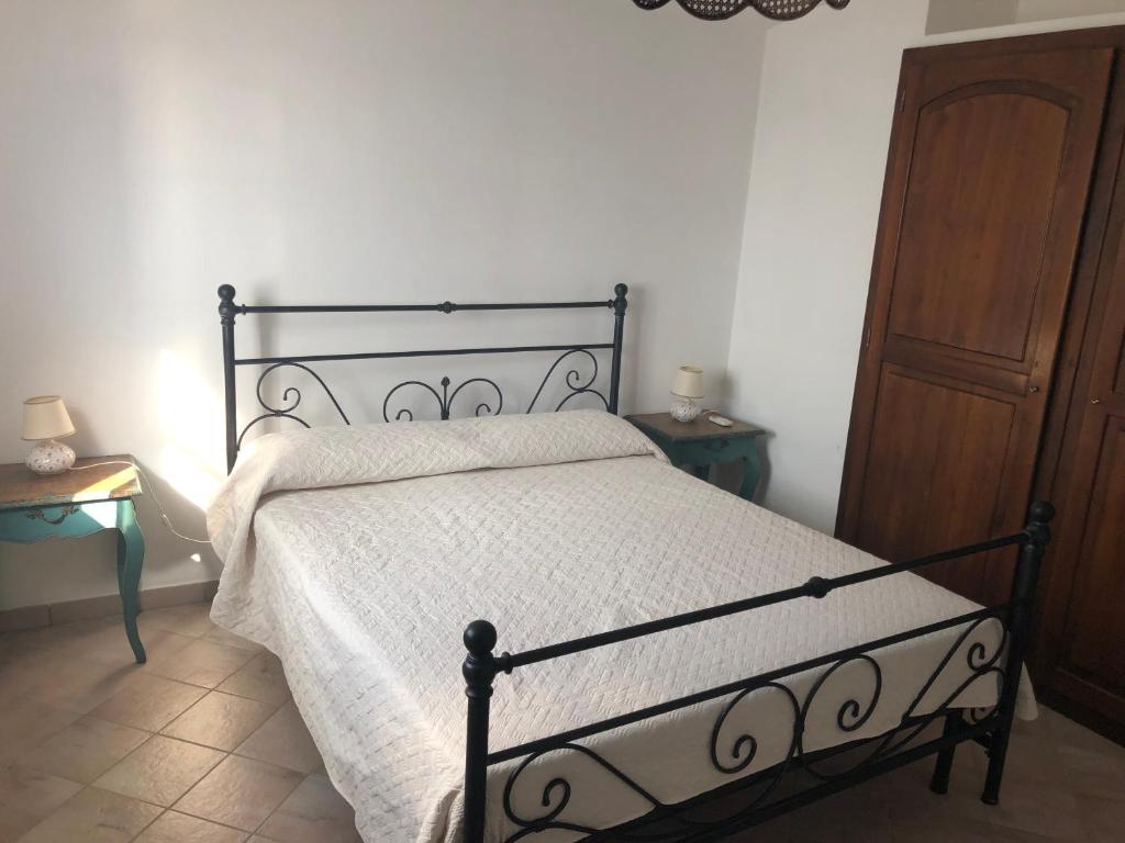 A bed or beds in a room at Villa Trullo di Angela