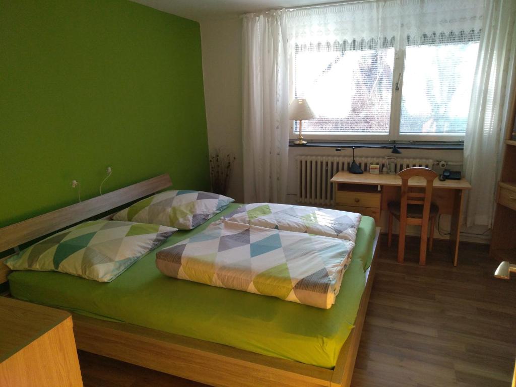 1 dormitorio con cama, escritorio y mesa en Little Silence en Berlín