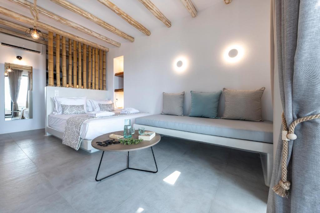 Postel nebo postele na pokoji v ubytování Aelia Suites