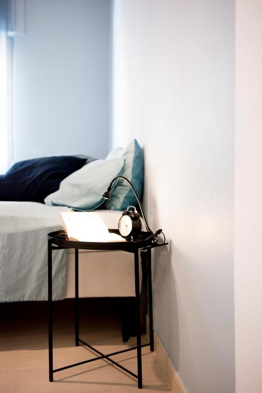 a table with a clock on it next to a bed at Fabrì 171 in Pescara