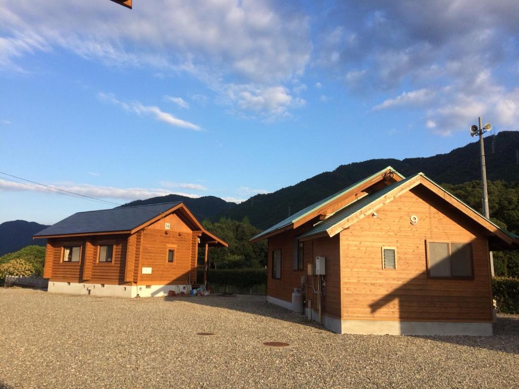 two small buildings are parked next to each other at 美濃田の淵キャンプ村 in Higashimiyoshi