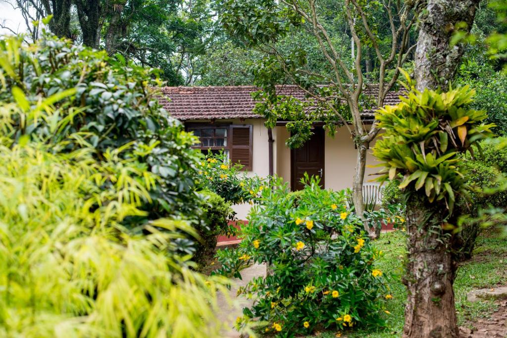 uma pequena casa no meio de um jardim em Casa do lenhador em Petrópolis