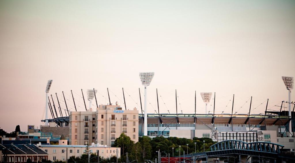 widok na stadion baseballowy z budynkiem w obiekcie Mantra on Jolimont w Melbourne