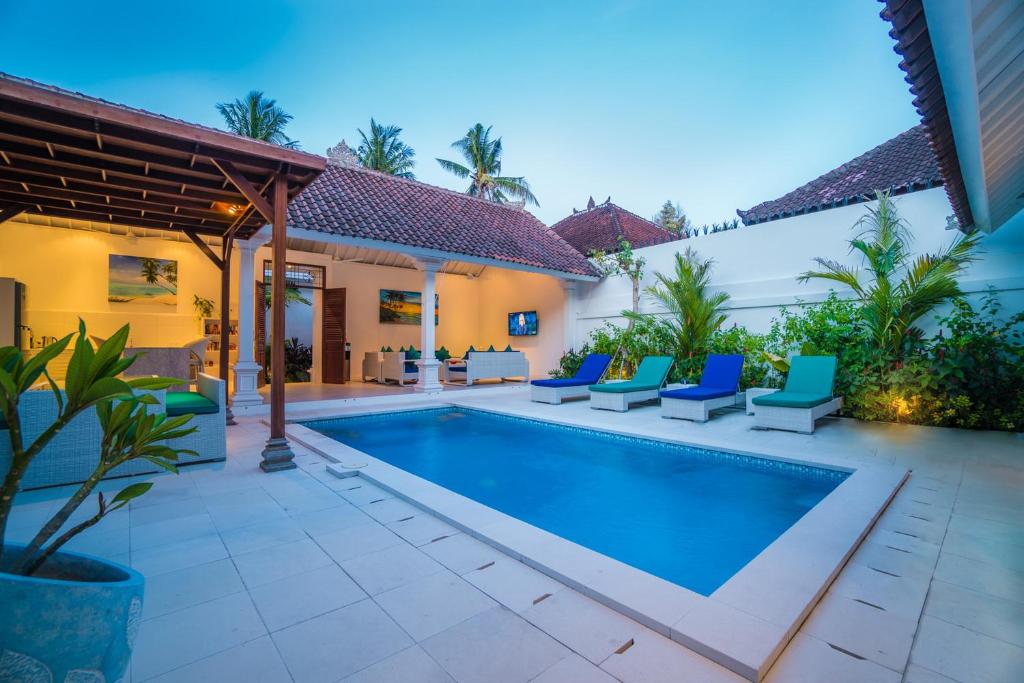 スミニャックにあるVilla Ley Double Six by Best Deals Asia Hospitalityの別荘の裏庭にあるプール