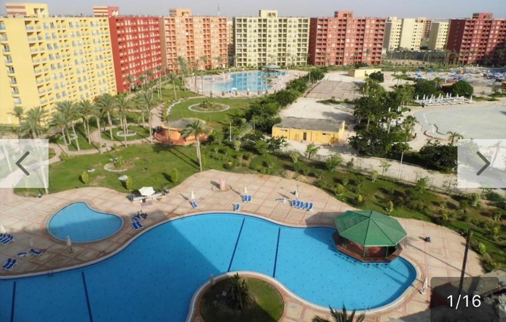een luchtzicht op een resort met een zwembad bij Amazing view apartment in Golf Porto Marina. in El Alamein