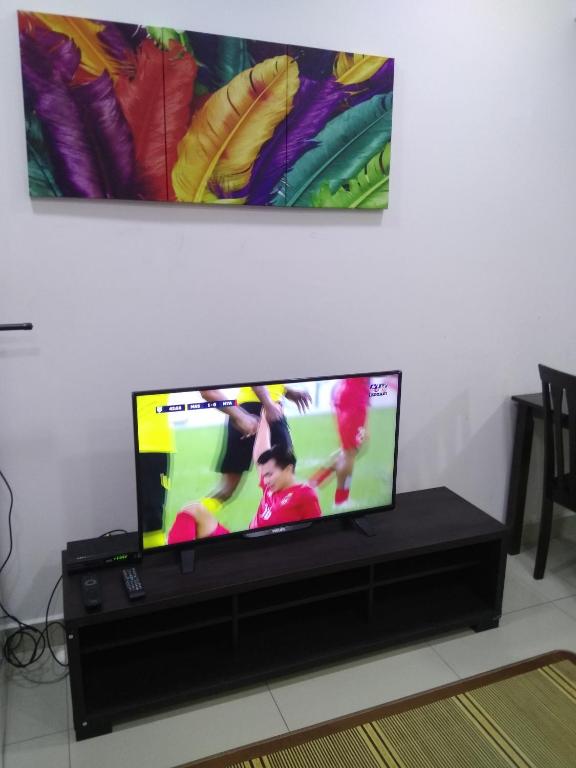 TV a/nebo společenská místnost v ubytování D'Perdana Apartment 2