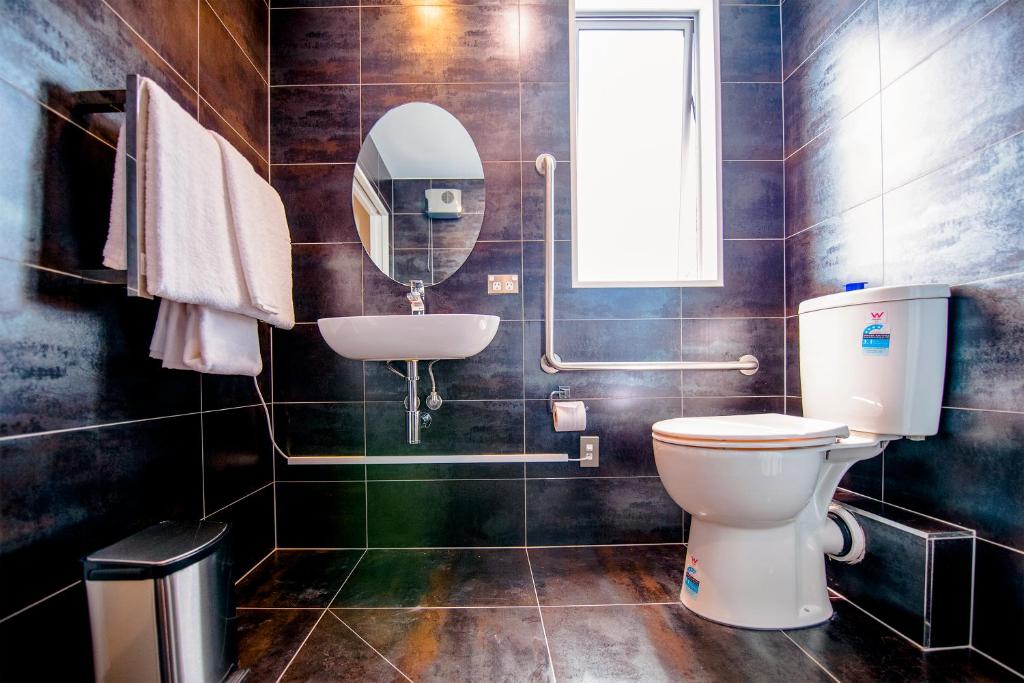 Koupelna v ubytování Alpine Hotel