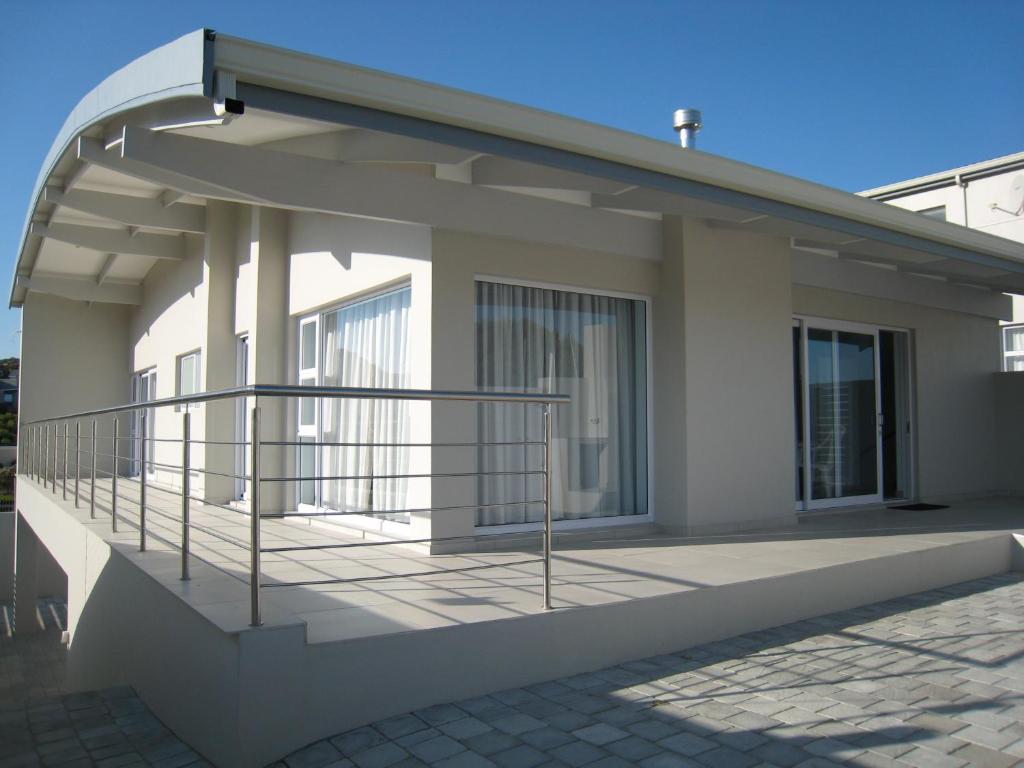 Cette maison dispose d'un balcon avec une balustrade. dans l'établissement Myoli Holiday Apartments, à Sedgefield