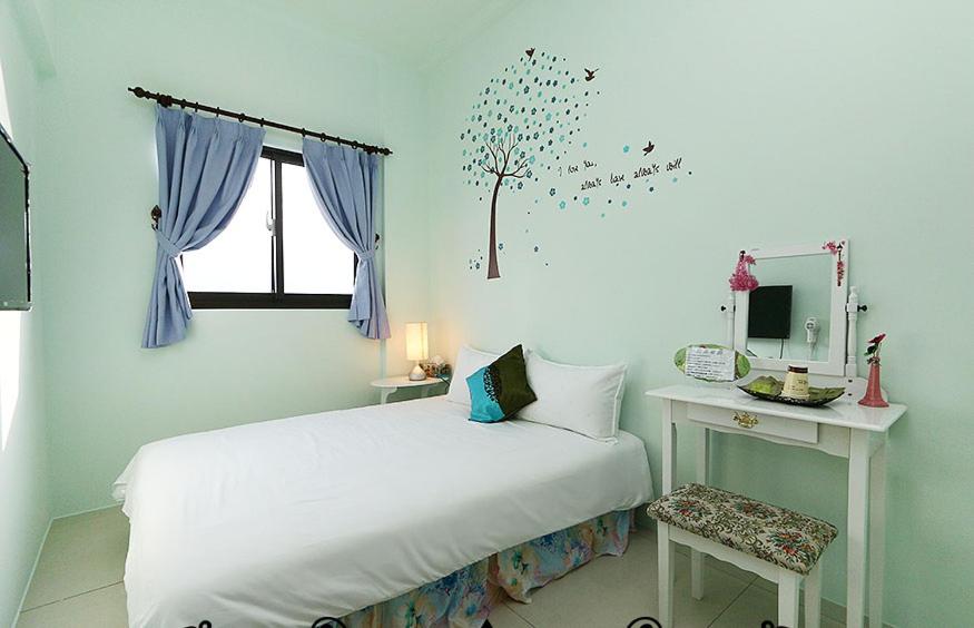 Postel nebo postele na pokoji v ubytování Yilan Greenbird of Happiness B&B