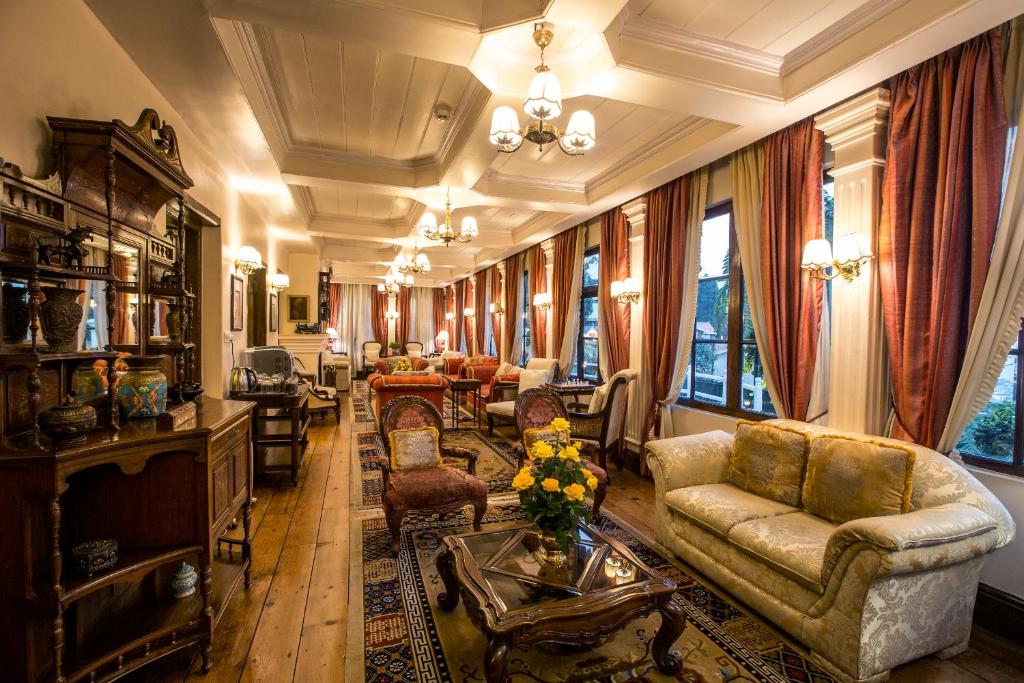 Posezení v ubytování The Elgin, Darjeeling - Heritage Resort & Spa
