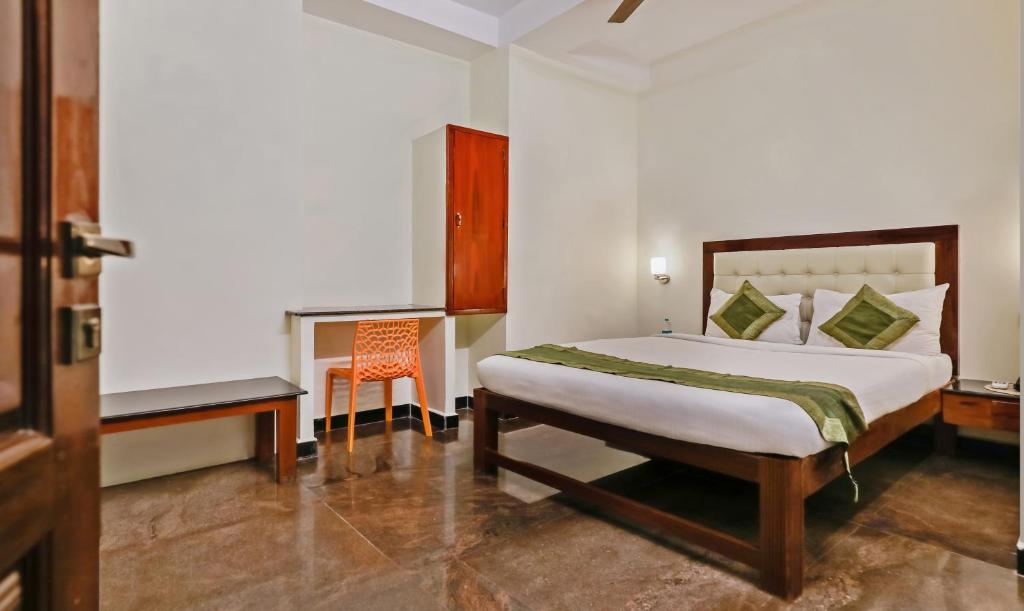 Кровать или кровати в номере Itsy By Treebo - Prakasam Residency With Roadside View