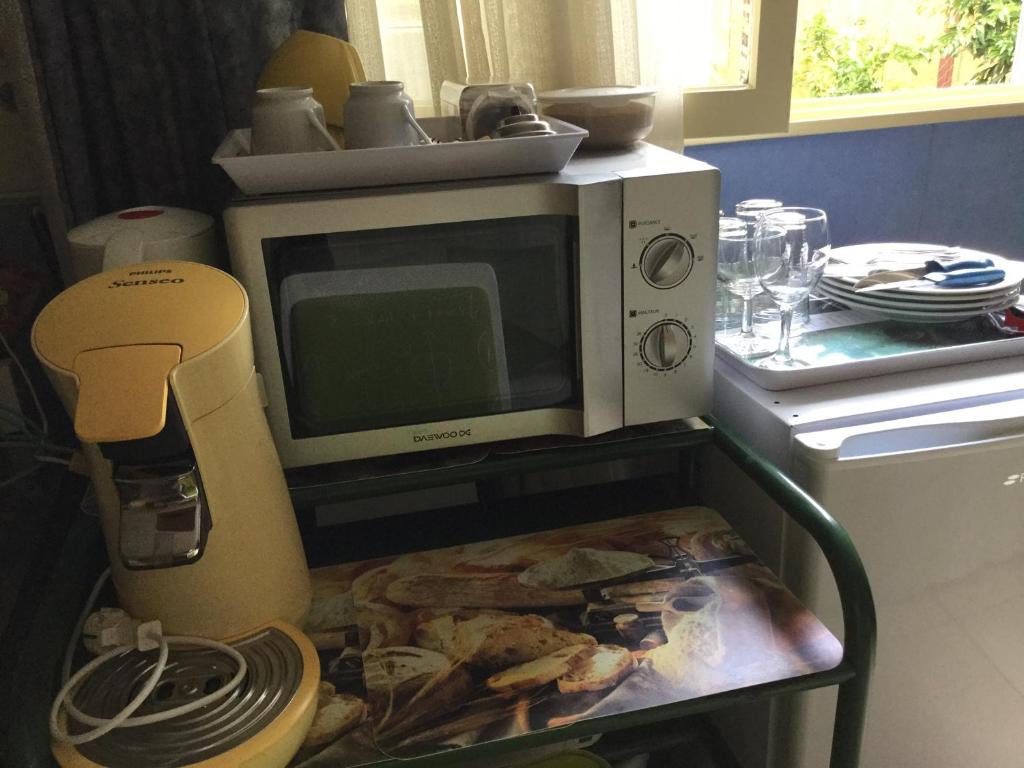 Kuchyň nebo kuchyňský kout v ubytování Chambre et pièce confort