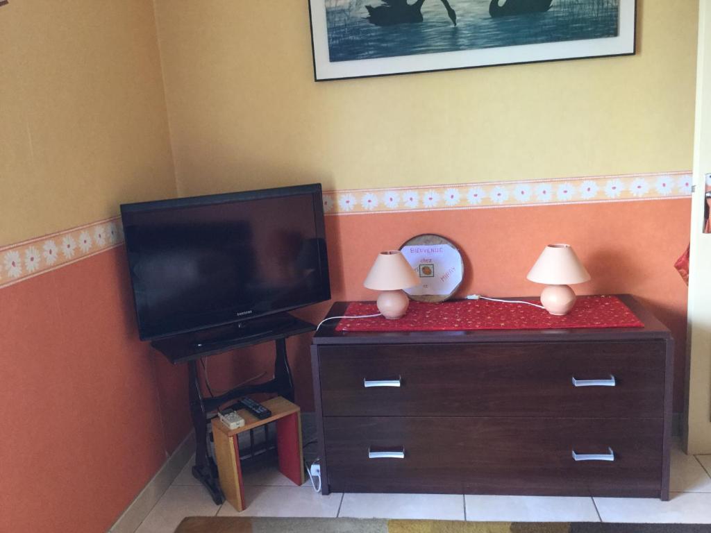TV a/nebo společenská místnost v ubytování Chambre et pièce confort