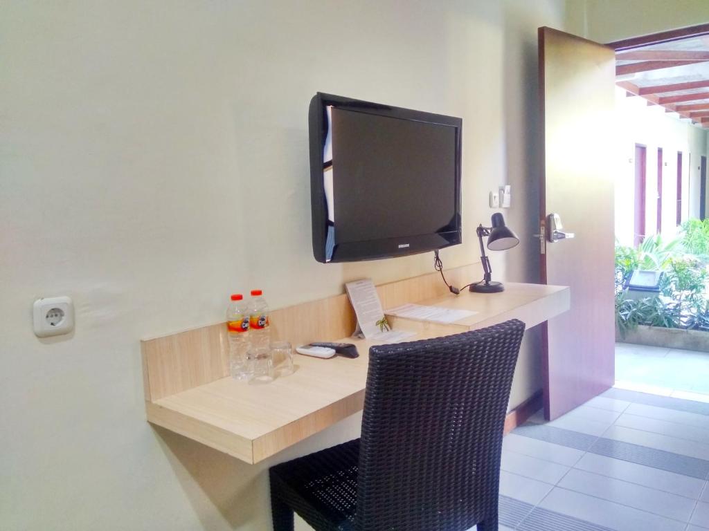 TV a/nebo společenská místnost v ubytování RedDoorz near Legian Street