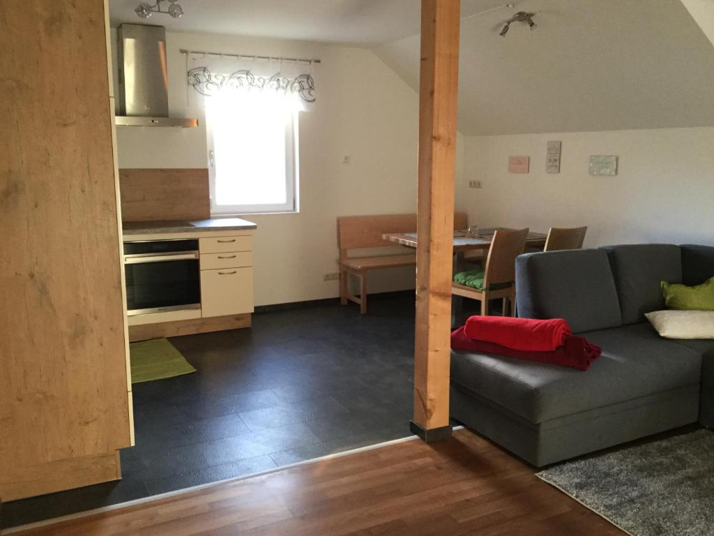 een woonkamer met een bank en een keuken bij Haus Ranten 105 in Ranten