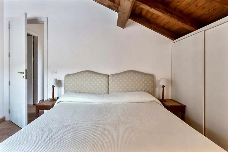 A bed or beds in a room at Borgo degli Aranci