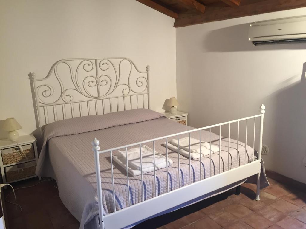 A bed or beds in a room at Borgo degli Aranci