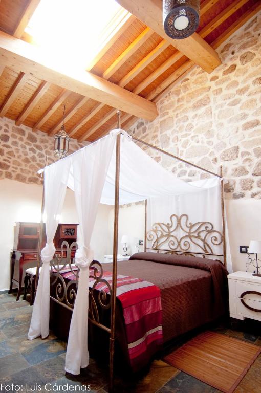A bed or beds in a room at Apartamentos A Fala en Trevejo y San Martin de Trevejo, Sierra de Gata