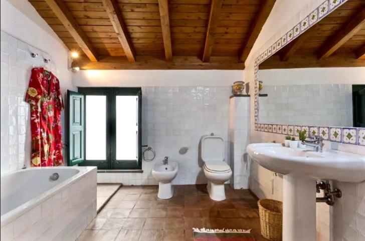 A bathroom at Borgo degli Aranci