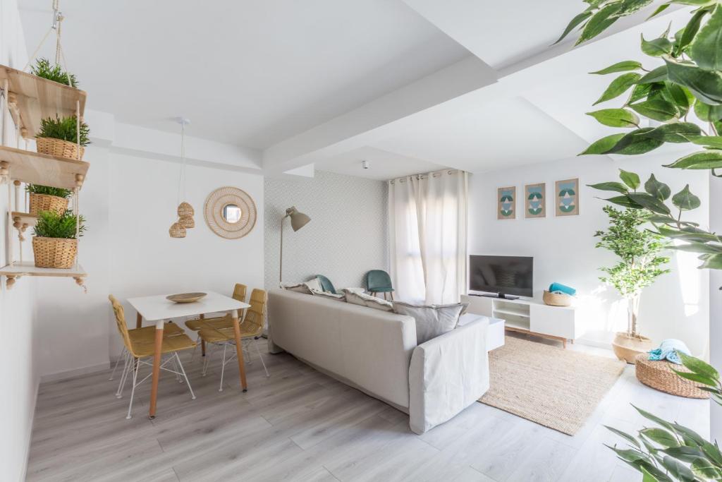 sala de estar con sofá y mesa en Horoko Apartments by gaiarooms, en Madrid