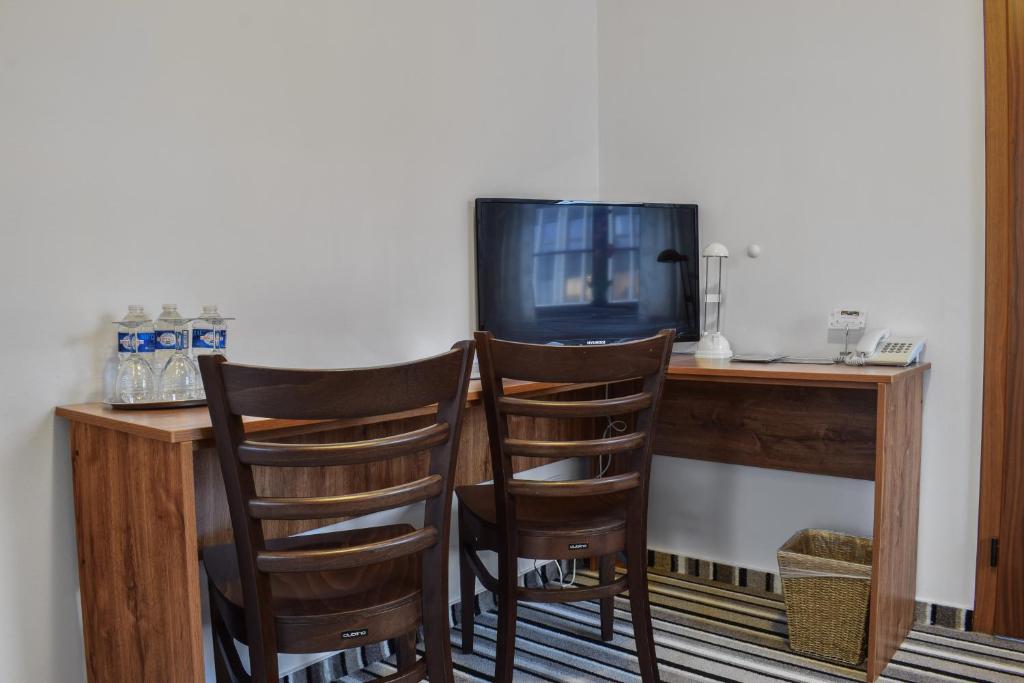 TV a/nebo společenská místnost v ubytování Hotel La Rosa