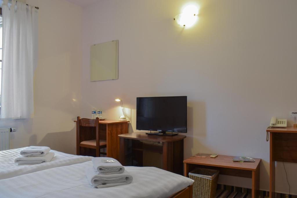 TV a/nebo společenská místnost v ubytování Hotel La Rosa