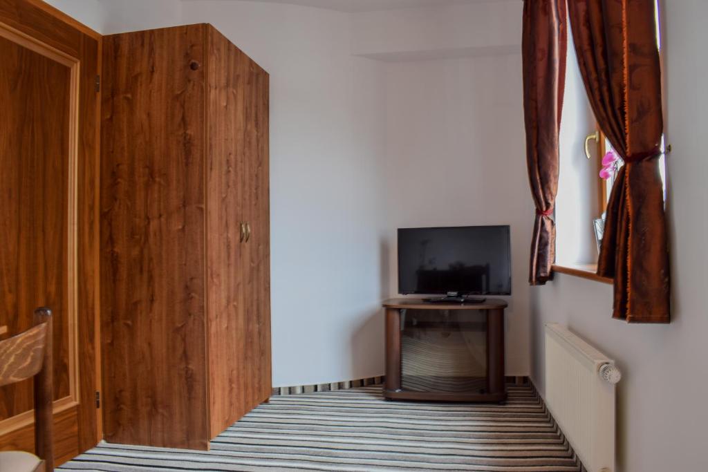 TV a/nebo společenská místnost v ubytování Hotel La Rosa