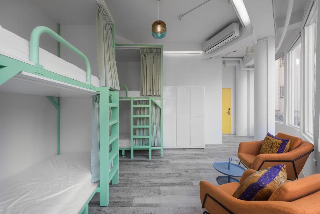 Palanda nebo palandy na pokoji v ubytování TG Hostel - stay together