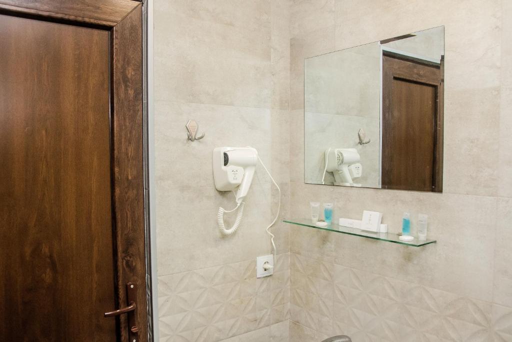Koupelna v ubytování Red Hotel