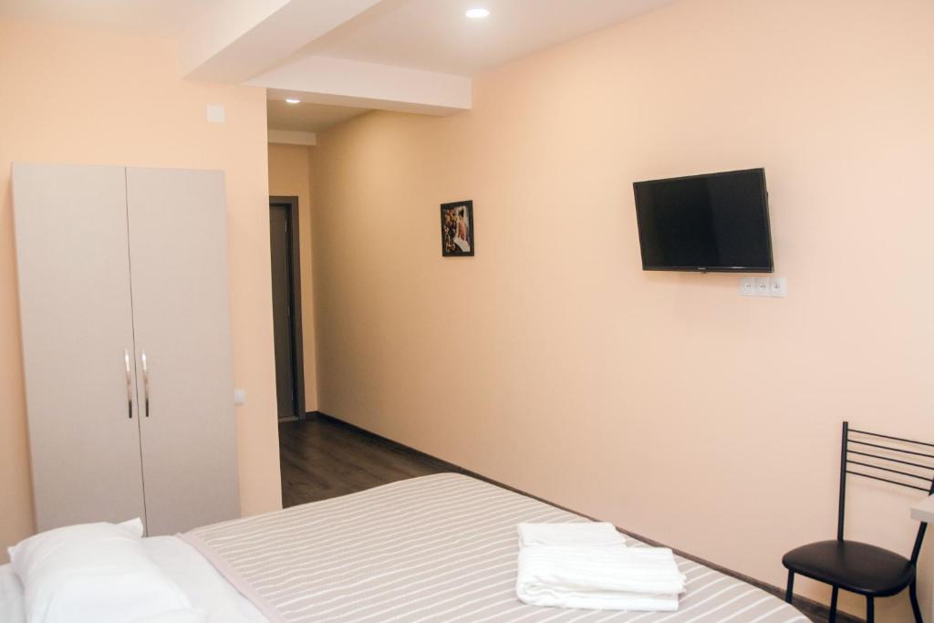 TV a/nebo společenská místnost v ubytování Red Hotel