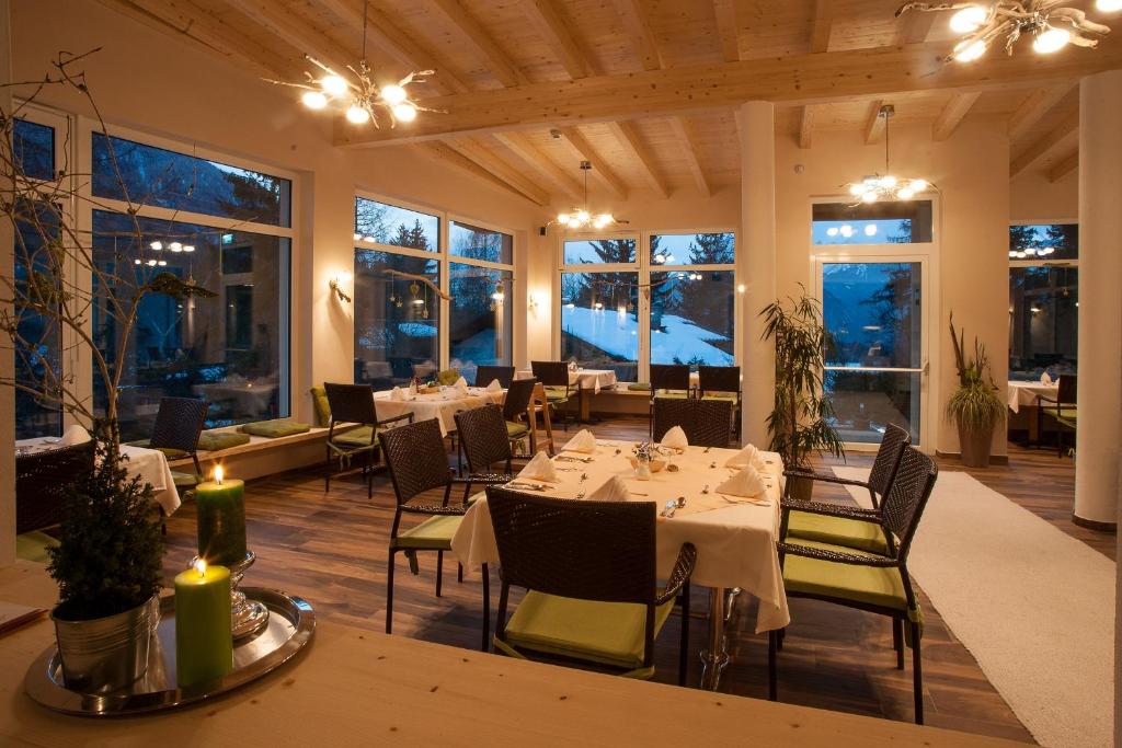Reštaurácia alebo iné gastronomické zariadenie v ubytovaní Kinderhotel Lärchenhof
