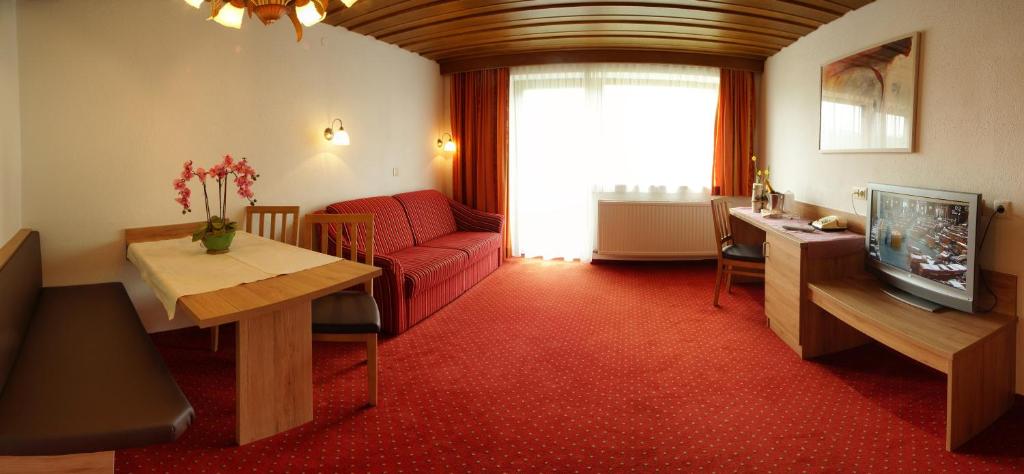 Televízia a/alebo spoločenská miestnosť v ubytovaní Kinderhotel Lärchenhof