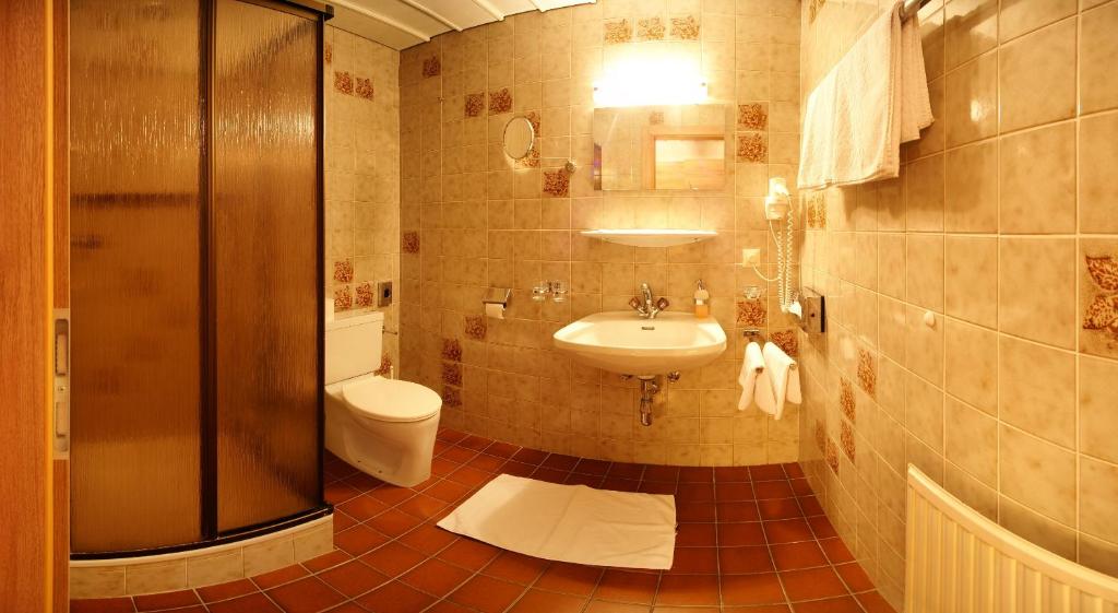 Kúpeľňa v ubytovaní Kinderhotel Lärchenhof