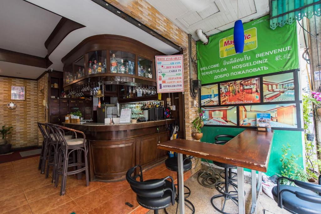 Lounge nebo bar v ubytování Magnific Patong