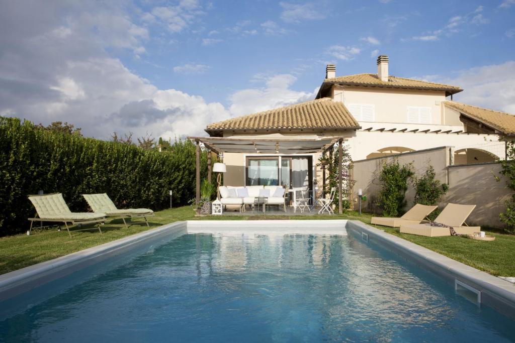 een zwembad in de achtertuin van een huis bij Villetta Golf al Mare in Porto Clementino