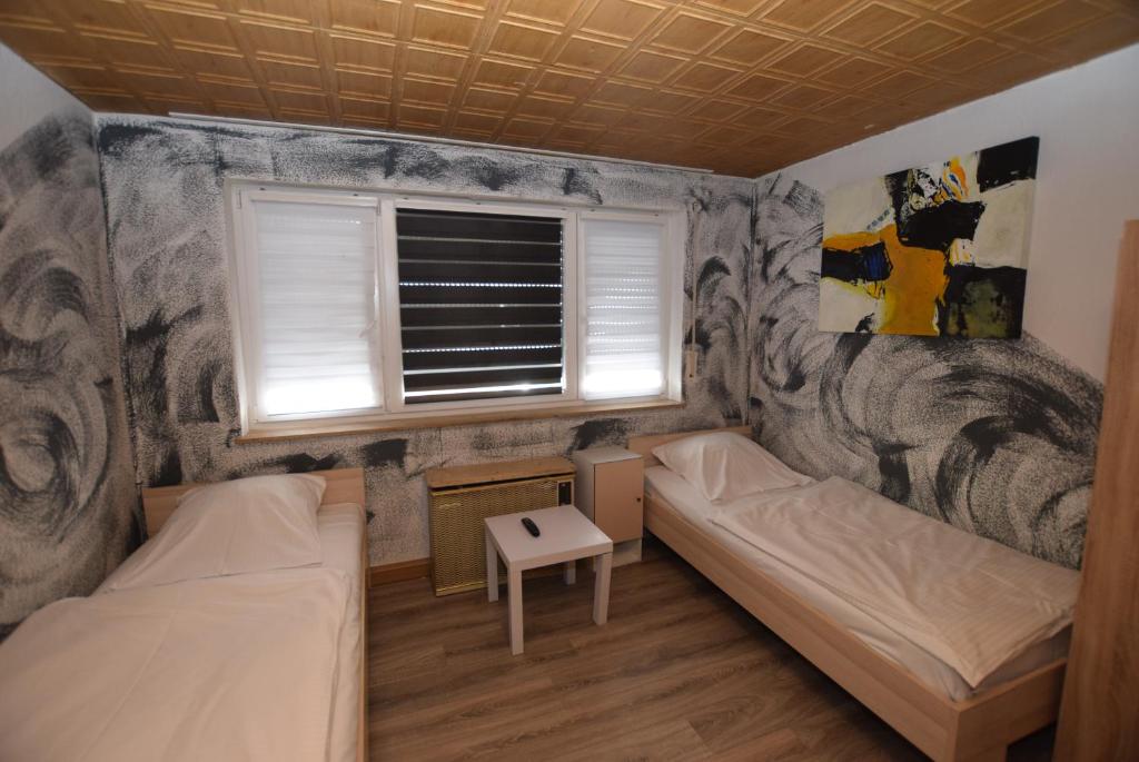 1 Schlafzimmer mit 2 Betten und einem Fenster in der Unterkunft Stuttgart Bad Cannstatt in Stuttgart