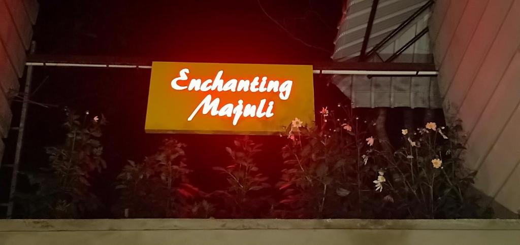 un signe de néon dans la fenêtre d'un magasin dans l'établissement ENCHANTING MAJULI, à Majuli
