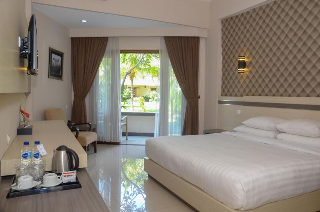Postel nebo postele na pokoji v ubytování Lombok Raya Hotel